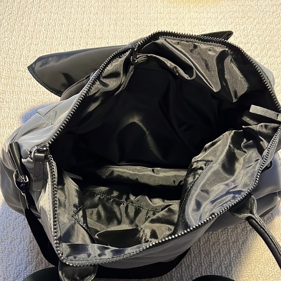 Indigo diaper bag, brand new, has cross body strap and over the shoulder straps - Picture 6 of 7